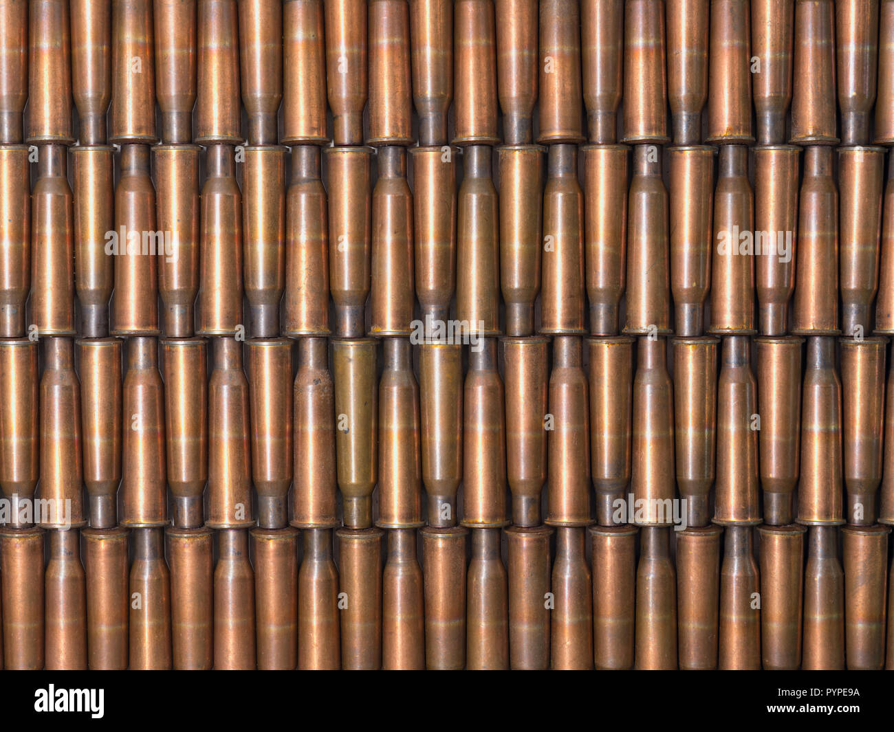La texture faite de vieilles coquilles brass bullet disposées en lignes Banque D'Images