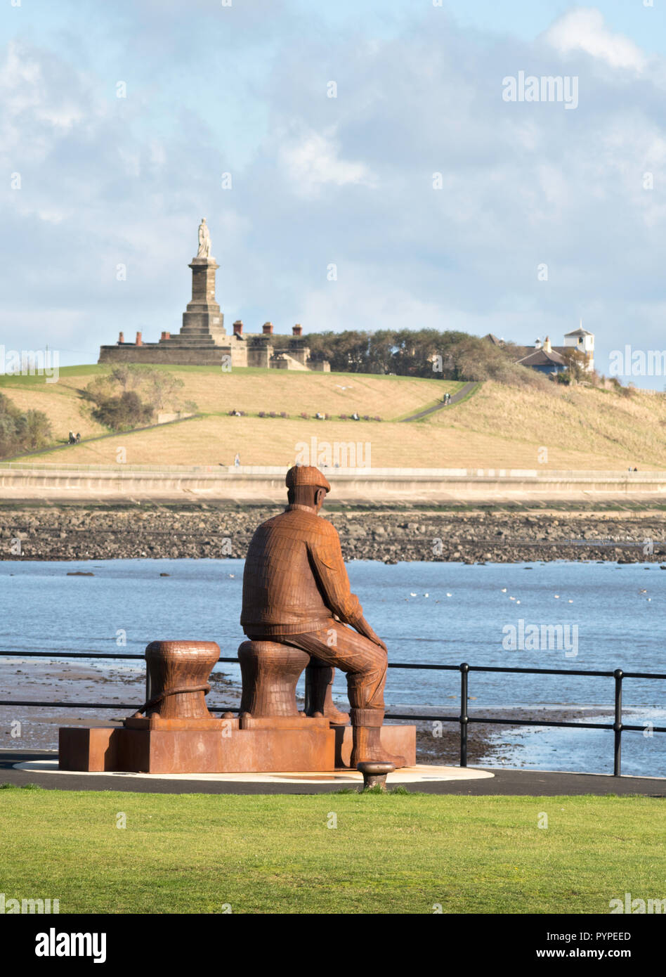 Fishermens memorial, Fiddlers Green, par le sculpteur Ray Lonsdale, donnant sur l'estuaire de la rivière Tyne, North Shields, Tyne and Wear, England, UK Banque D'Images