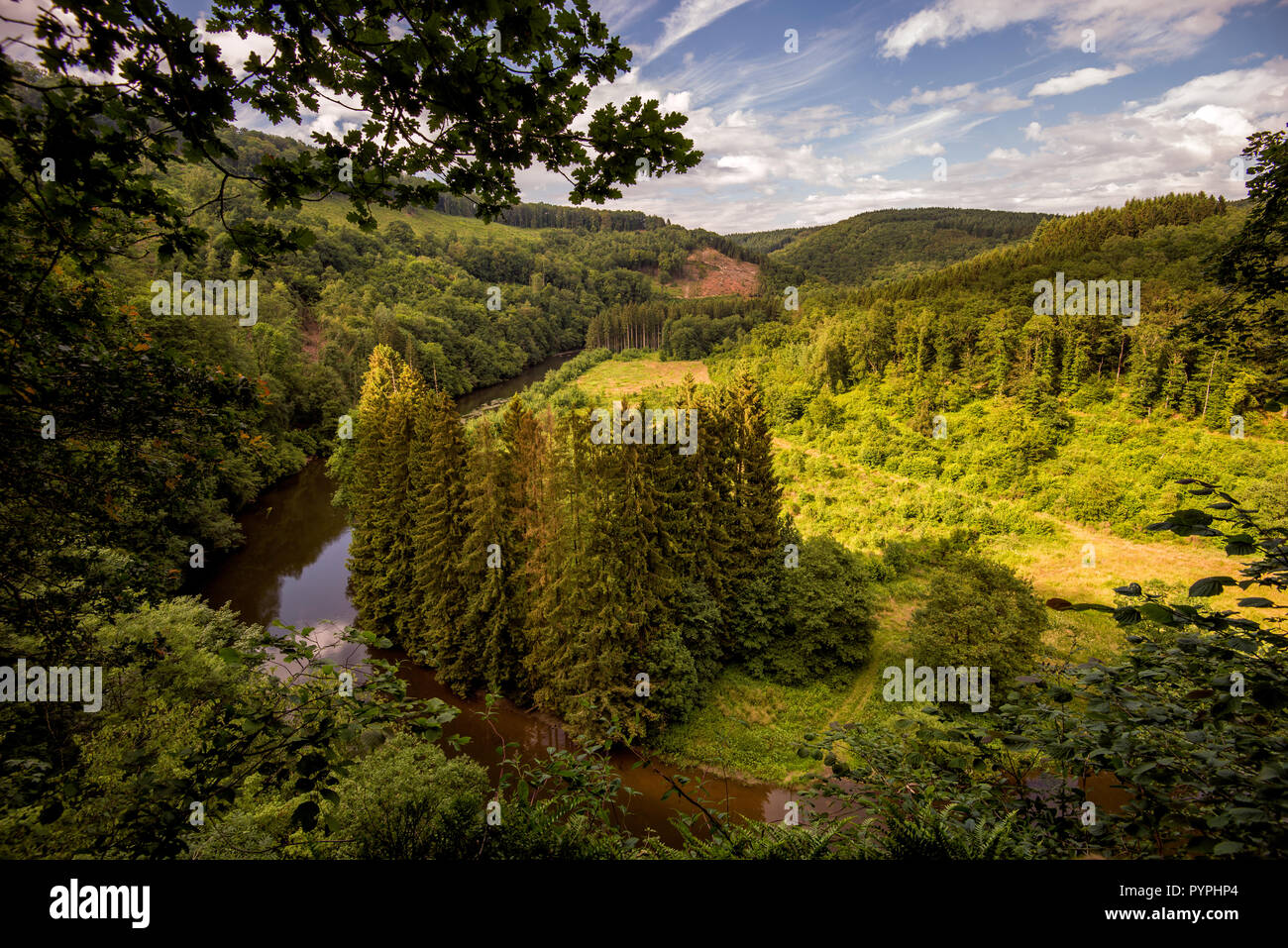 Vue sur la Semois à Rochehaut près de Bouillon, de l'Ardennes, Belgique Banque D'Images
