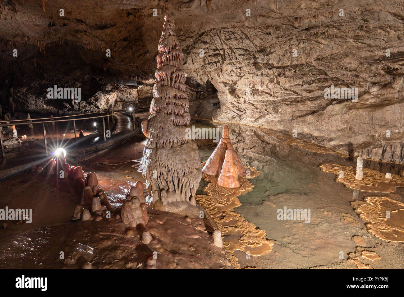 Métro magnifique intérieur de la grotte Demanovska de liberté dans les montagnes de la Slovaquie, de l'Europe Banque D'Images