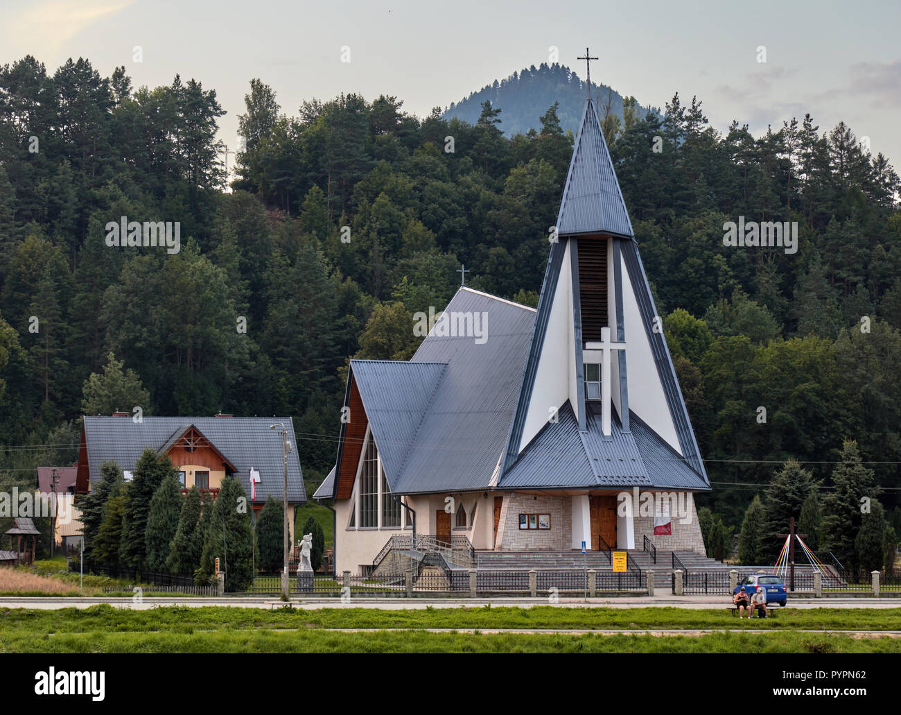 Église de Sromowce Nizne, Pologne, photographié à partir de Cerveny Klastor, Slovaquie Banque D'Images