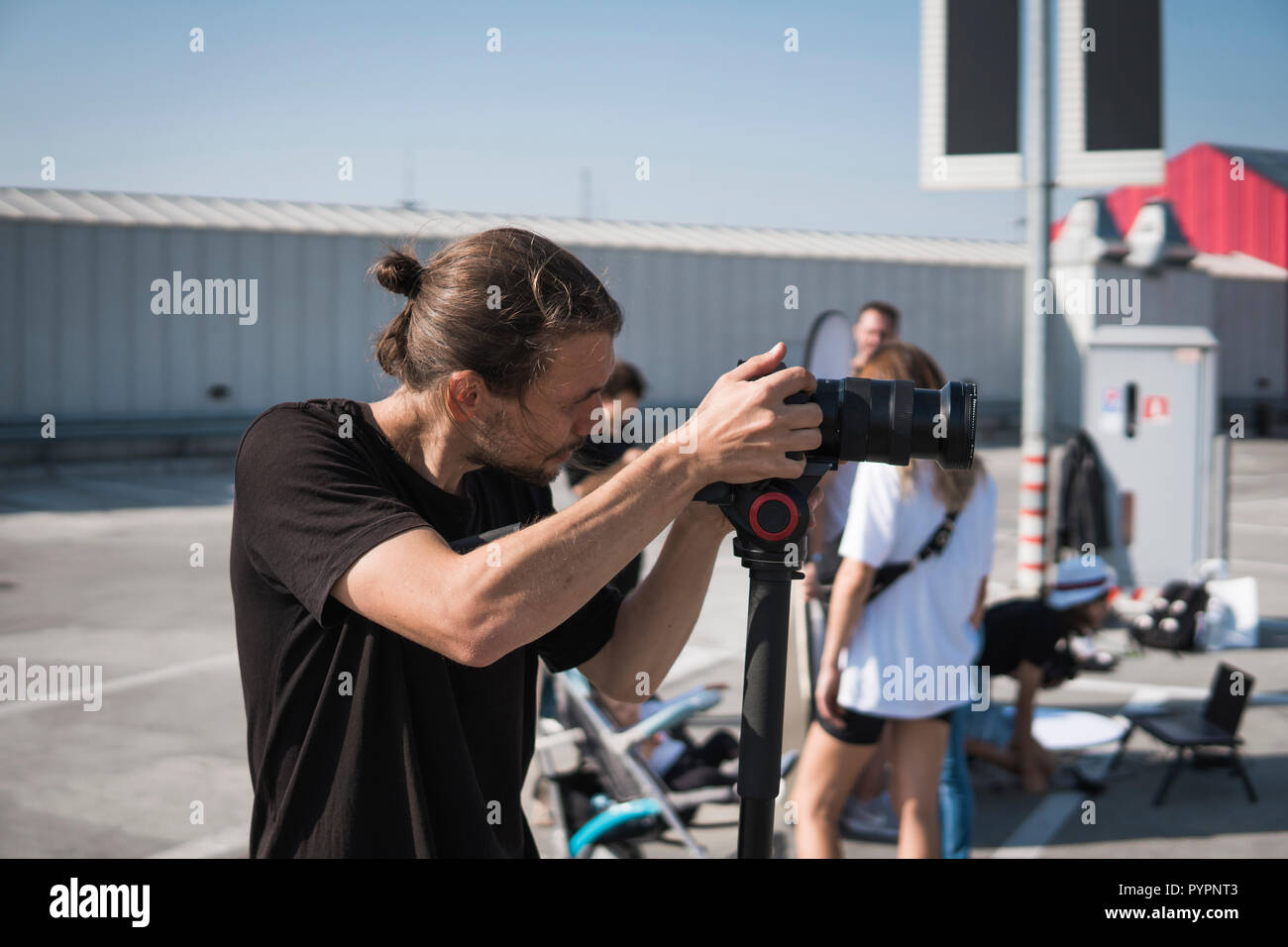 Vidéographe professionnel à l'aide de cinema caméra vidéo numérique. Banque D'Images