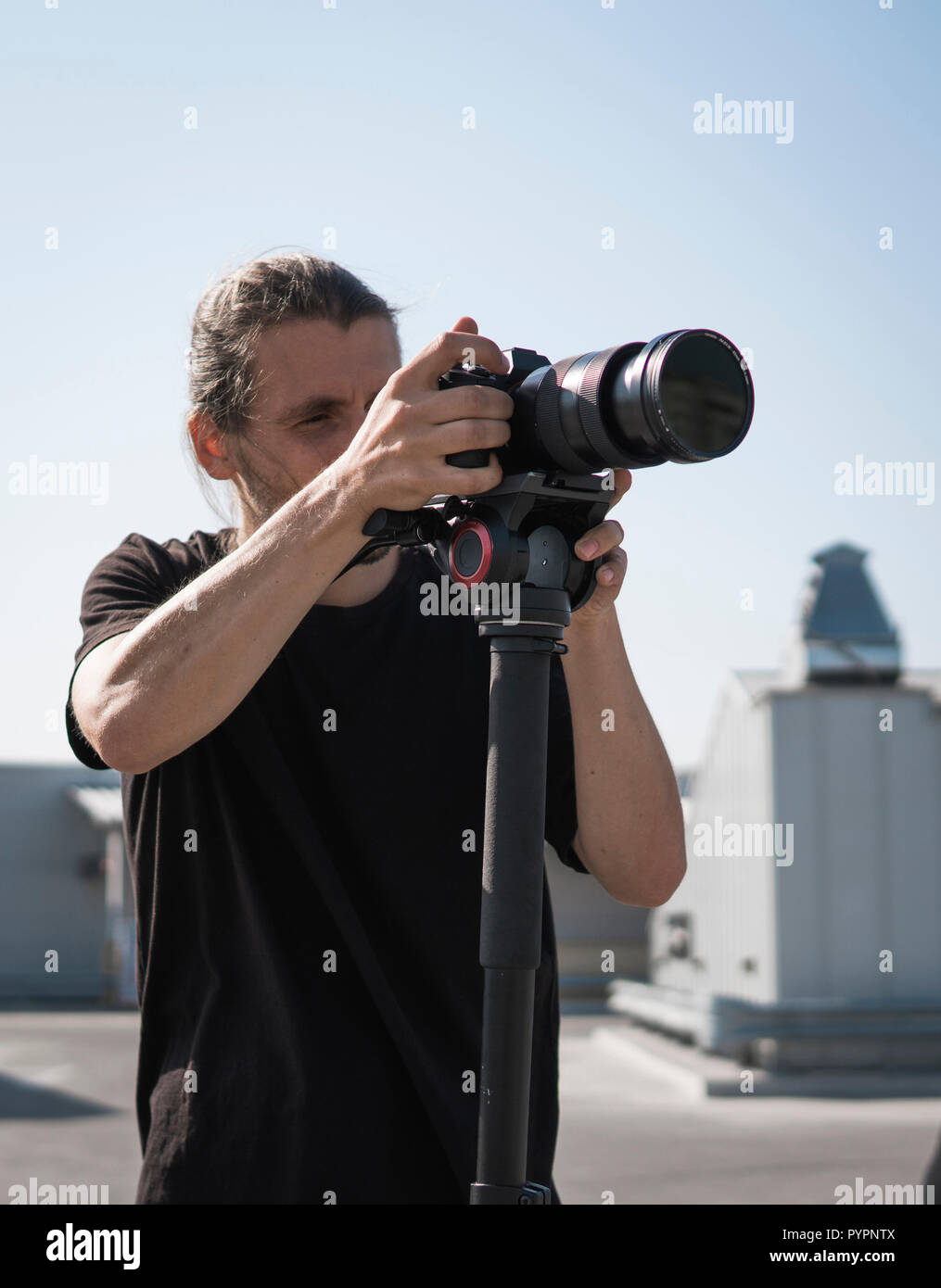Vidéographe professionnel à l'aide de cinema caméra vidéo numérique. Banque D'Images