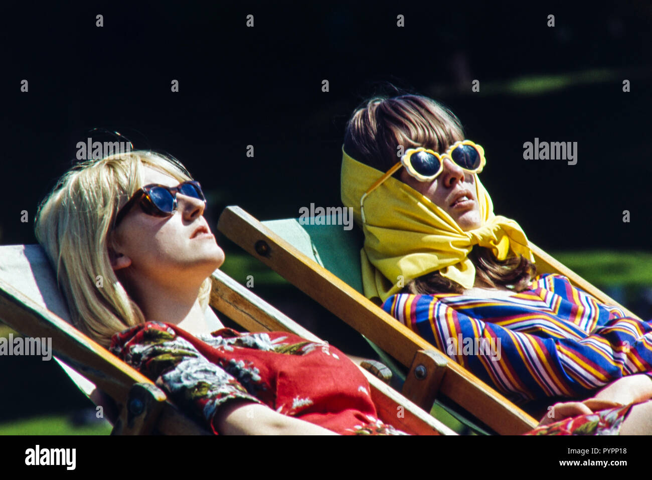 Les femmes de soleil Hyde Park, Londres, pendant les années 1960 Colin Maher/Simon Webster Banque D'Images