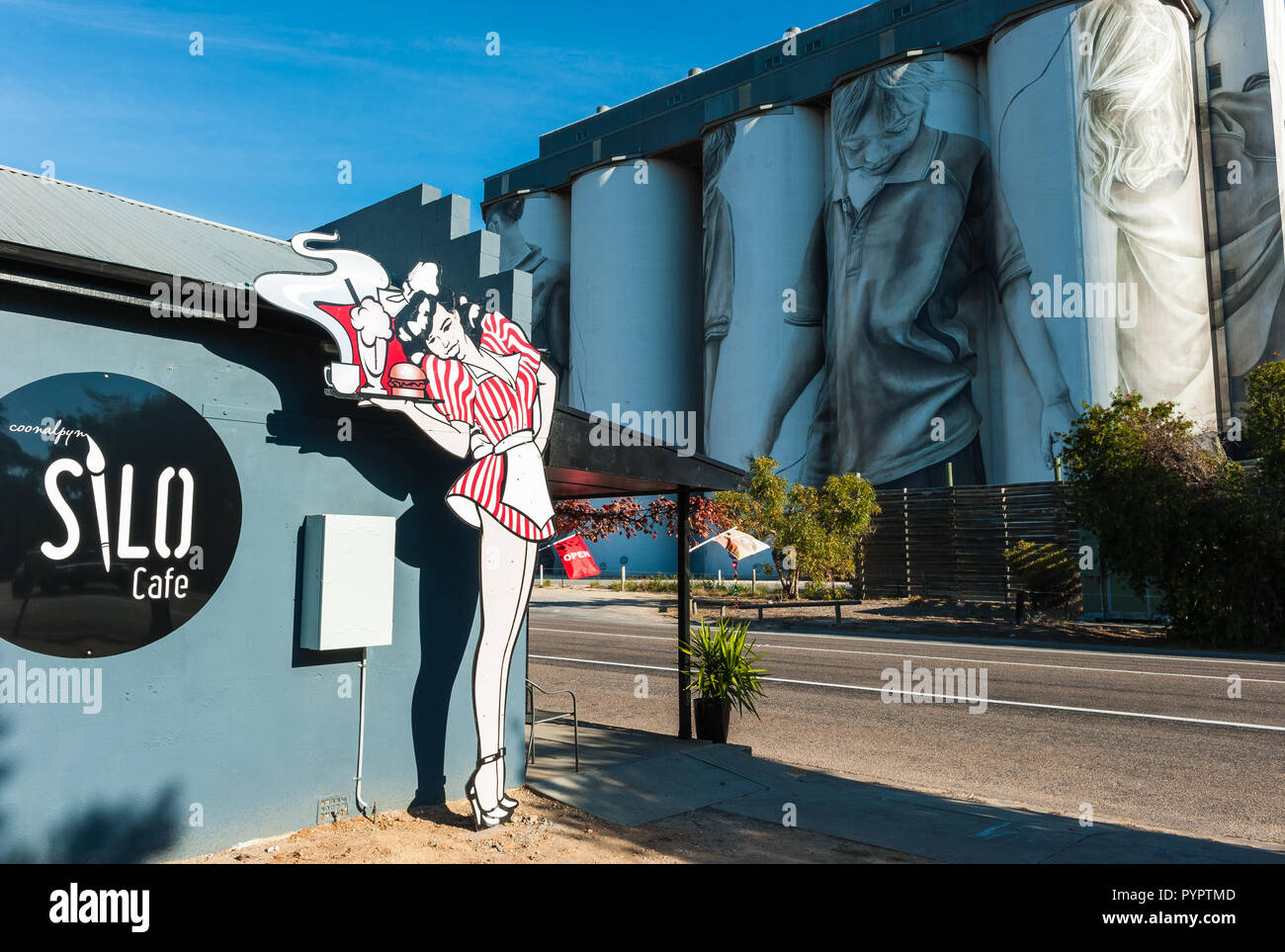 Belle Guido van Helten art silo sur Dukes Highway traverse la ville rurale de Coonalpyn rajeuni. Banque D'Images