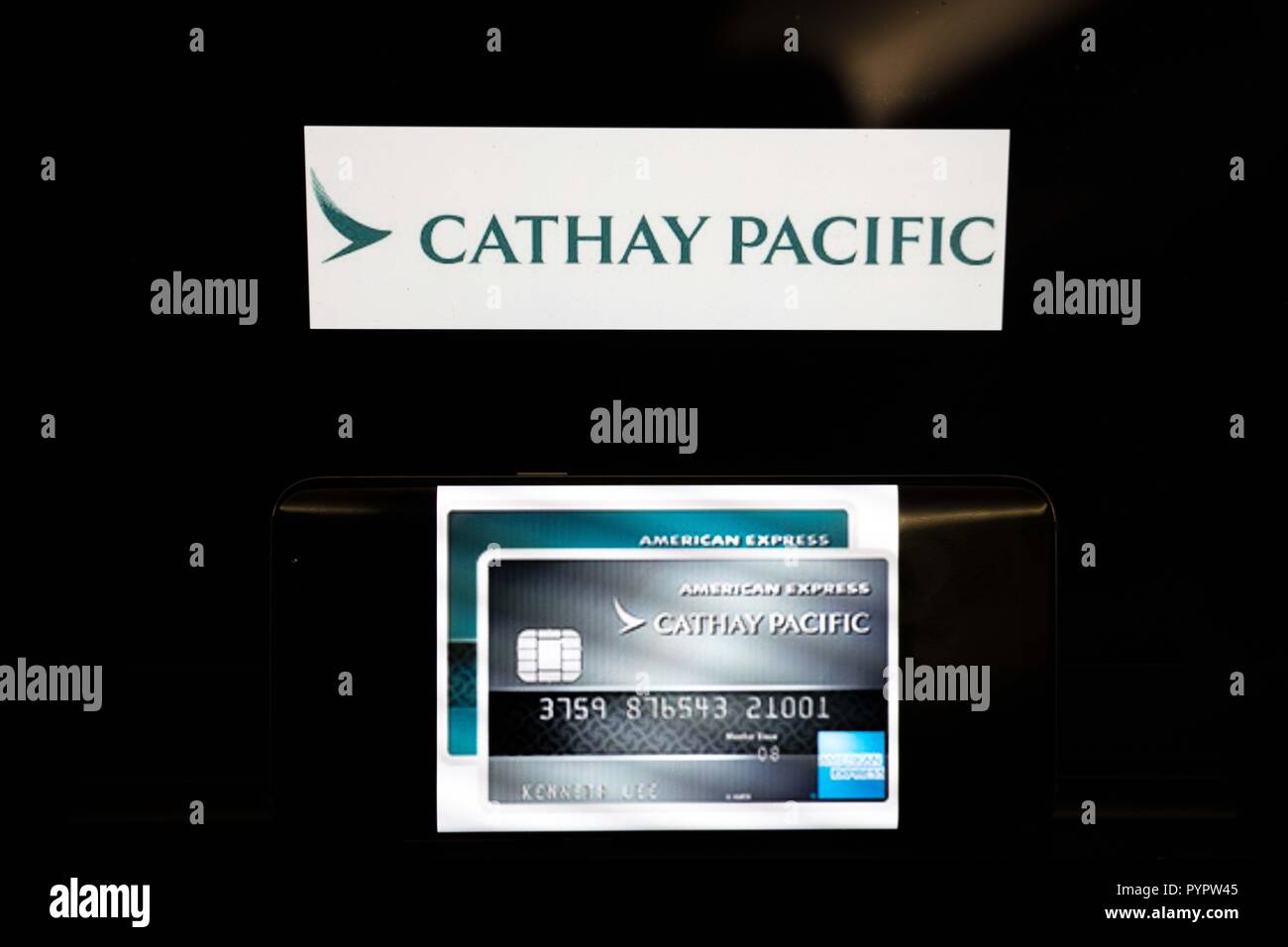 Carte de crédit de Cathay Pacific affichée sur un smartphone devant un fond de la Cathay Pacific logo. La compagnie de Hong Kong Cathay Pacific a signalé qu'il y a eu une importante fuite de données est passé en mars 2018 avec les données d'environ 9,4 millions de passagers a été compromis au cours de l'infraction, avec 860 000 245 000 les numéros de passeport, numéro de carte d'identité de Hong Kong, 403 numéros de carte de crédit a expiré et 27 numéros de carte de crédit sans CVV en cours d'accès. Banque D'Images