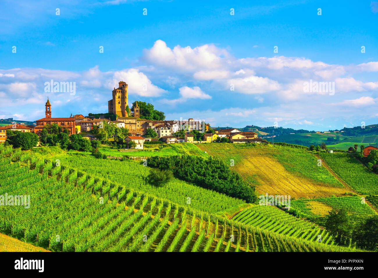 Les vignobles des Langhe, panorama coucher de Serralunga d'Alba, Site de l'Unesco, Piémont, Italie du nord de l'Europe. Banque D'Images