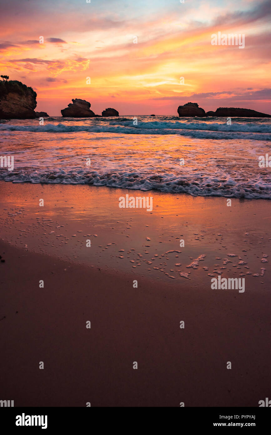 Spectaculaire coucher de soleil vu de la plage à Biarritz, France Banque D'Images