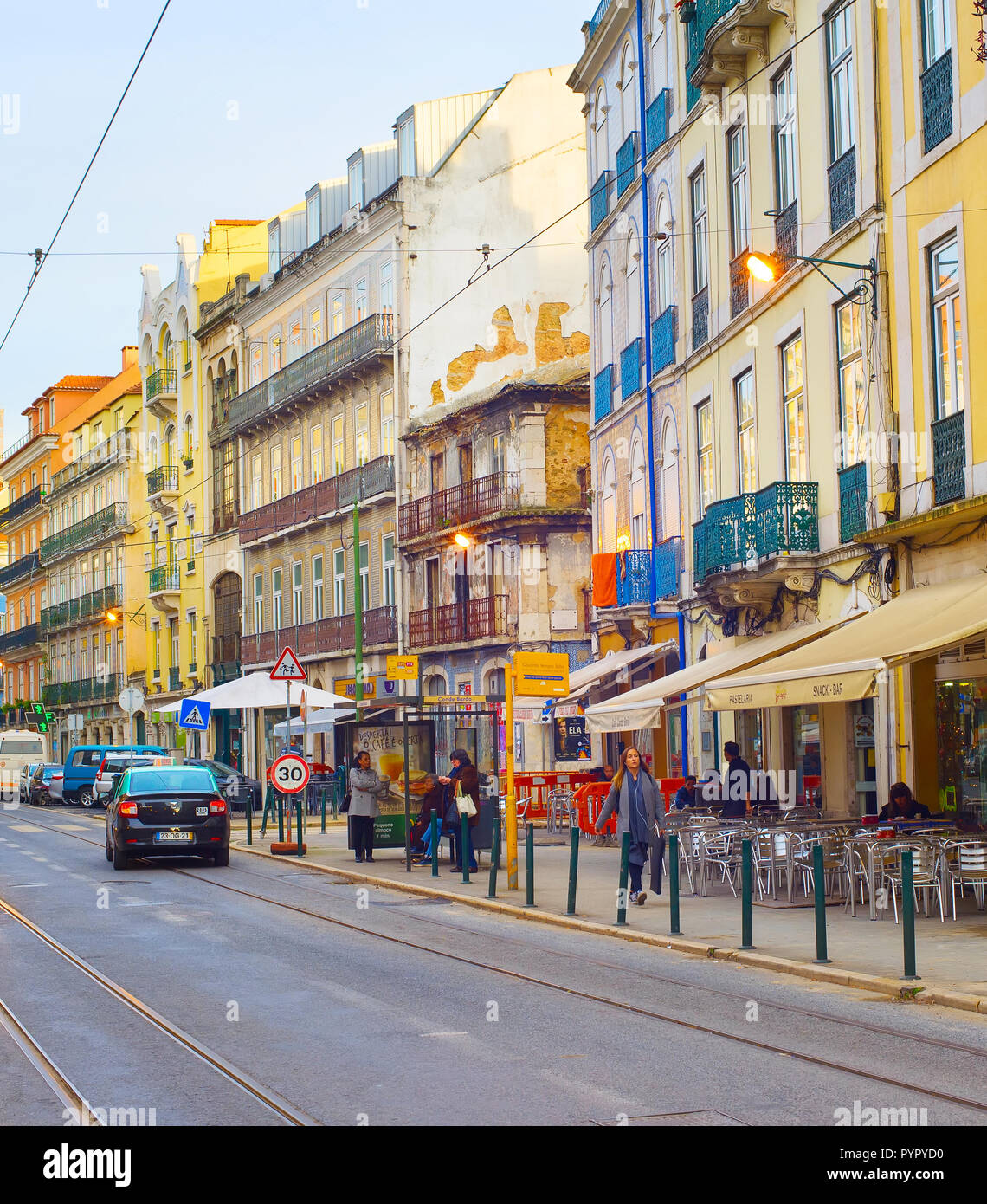 Lisbonne, Portugal - 7 décembre 2016 : les gens à la rue de la vieille ville de Lisbonne. Lisbonne est la capitale du Portugal. Banque D'Images