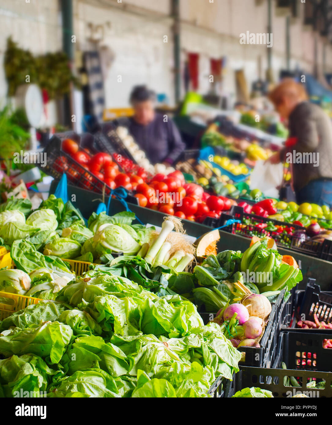 Kiosque de légumes à un célèbre marché Bolhão. Porto, Portugal Banque D'Images