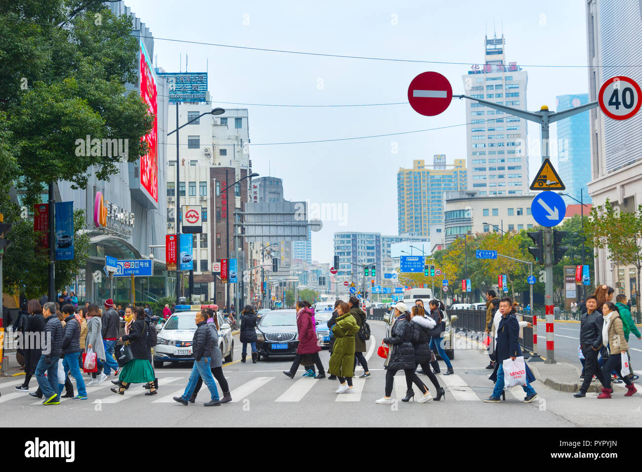Foule de gens à pied sur le tableau de la ville de Shanghai street, Chine Banque D'Images
