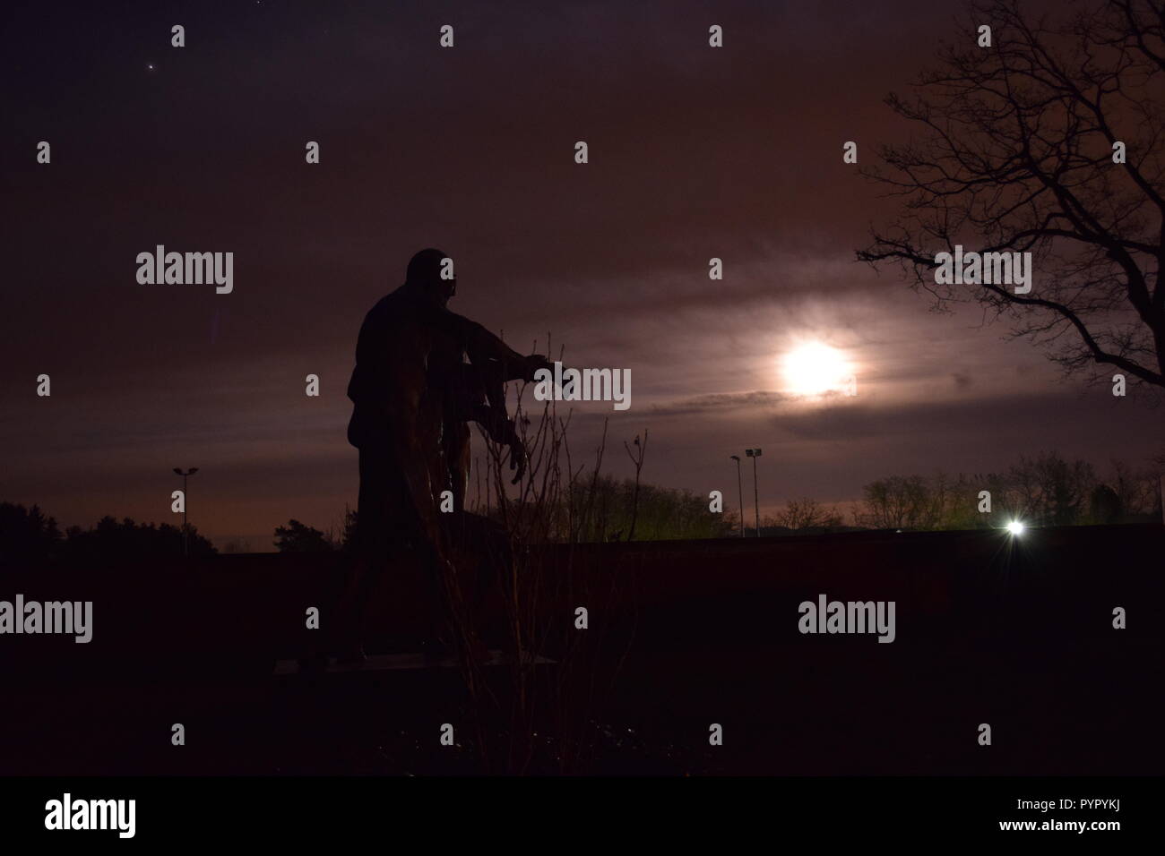 Chronologie de la lune pendant la nuit tombée du ciel vue d'une sculpture en bronze d'ossature du cimetière militaire Reimsbach an der Saar Allemagne Banque D'Images