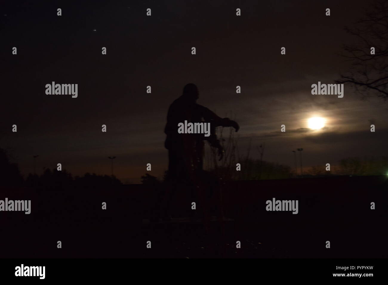 Chronologie de la lune pendant la nuit tombée du ciel vue d'une sculpture en bronze d'ossature du cimetière militaire Reimsbach an der Saar Allemagne Banque D'Images