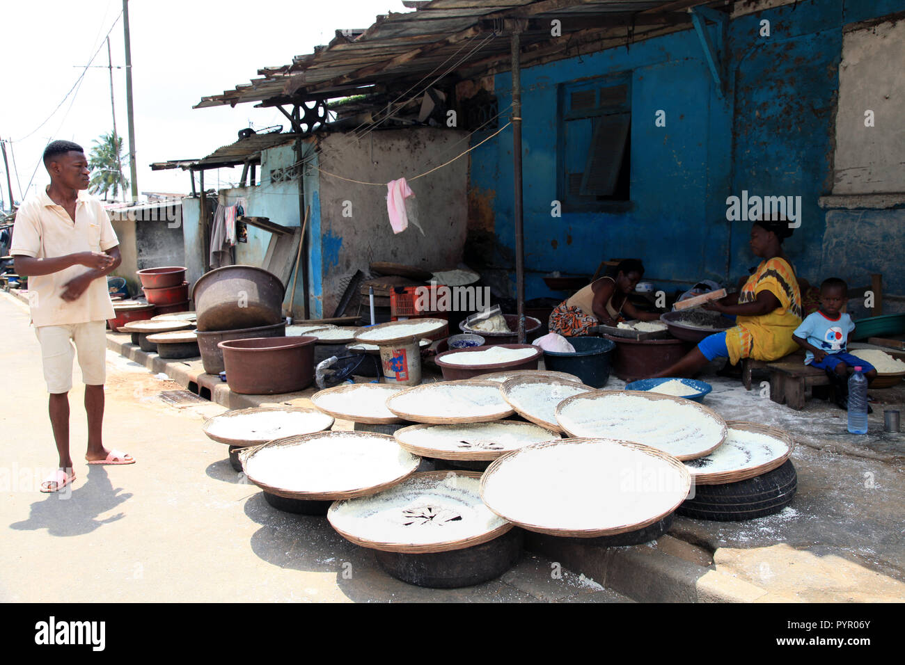 La production d'attiéké dans Blockhauss, Abidjan, Côte d'Ivoire Banque D'Images