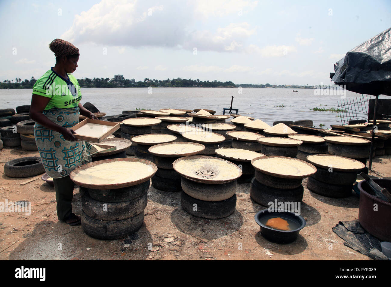 La production d'attiéké dans Blockhauss, Abidjan, Côte d'Ivoire Banque D'Images