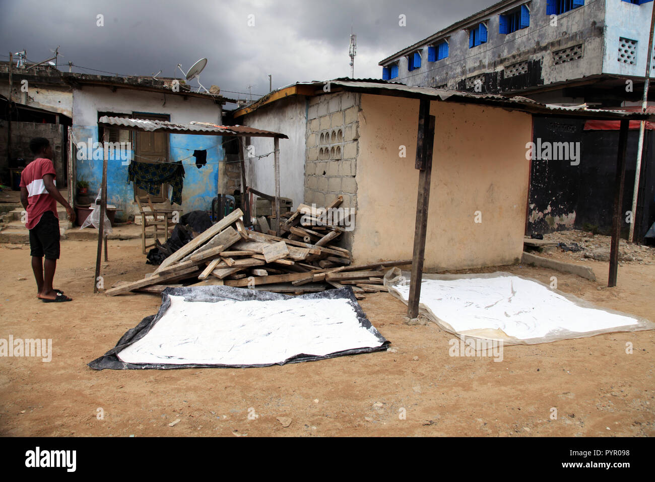 La production d'attiéké dans Blockhauss, Abidjan, Côte d'Ivoire Banque D'Images