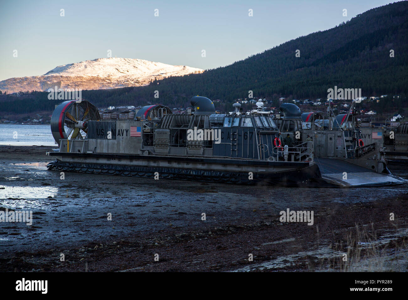 Un Landing Craft Air Cushion déleste marchandises et du personnel au cours d'un débarquement amphibie à l'appui du stade 18 Trident sur Alvund Beach, la Norvège, le 29 octobre 2018. Stade Trident offre un environnement unique pour les Marines et les marins de répéter leurs capacités amphibies. Le LCACs est issue de l'USS Iwo Jima et mis en valeur la capacité de l'Iwo Jima Groupe amphibie et le 24e Marine Expeditionary Unit à projeter rapidement sa puissance de combat à terre. (U.S. Marine Corps photo par Lance Cpl. Margaret Gale) Banque D'Images