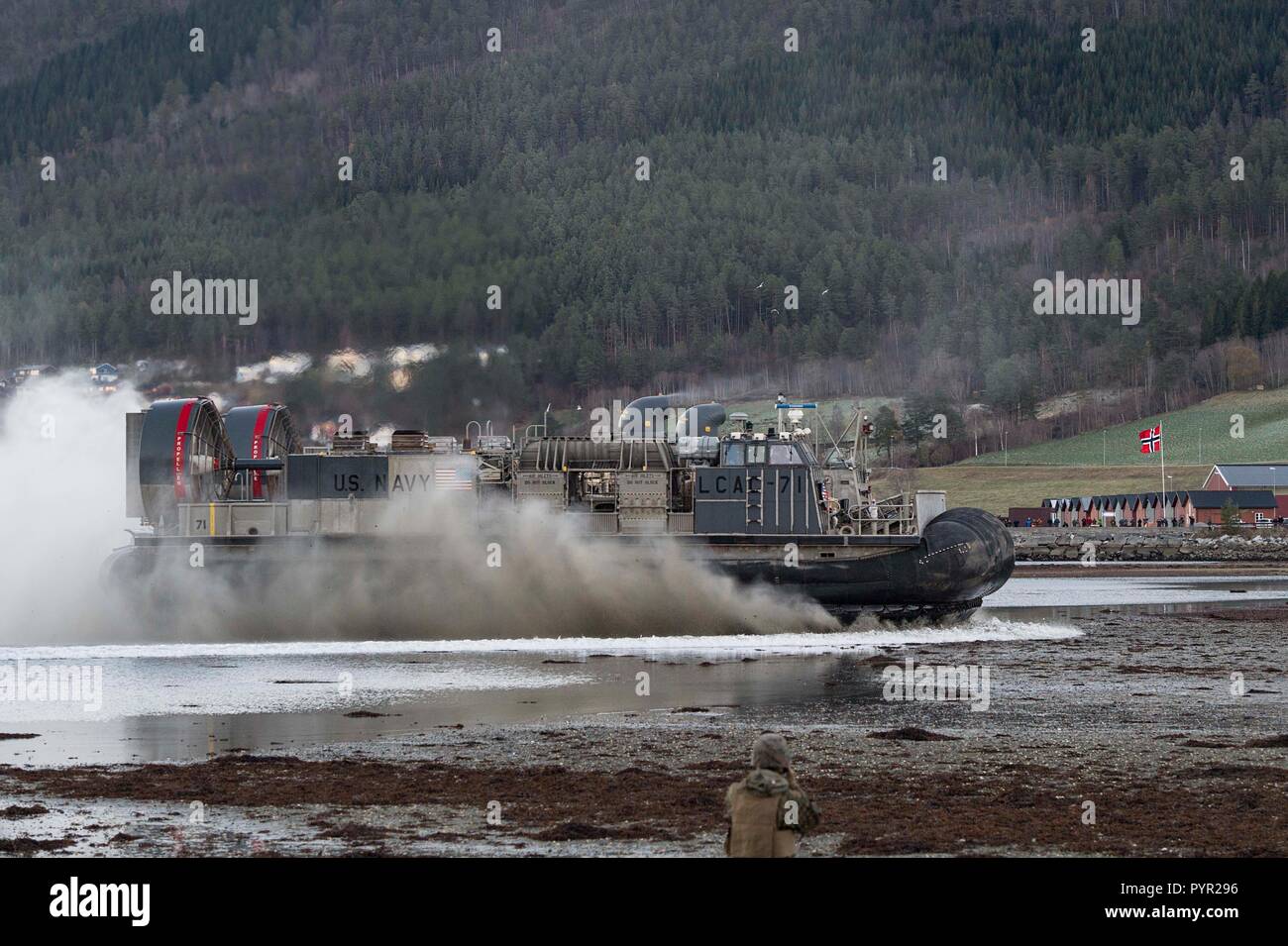 Les Marines américains avec 24e Marine Expeditionary Unit effectuer un débarquement amphibie à partir du navire à la terre, à bord d'un Landing Craft Air Cushion (LCAC), au cours de l'exercice Trident stade 18 dans Alvund, la Norvège, le 29 octobre 2018. Stade 18 Trident est une multinationale de l'OTAN qui améliore les relations professionnelles et améliore la coordination avec les pays alliés et partenaires des Nations unies. (U.S. Photo par marine Spécialiste de la communication de masse 2e classe Deanna C. Gonzales/libérés) Banque D'Images