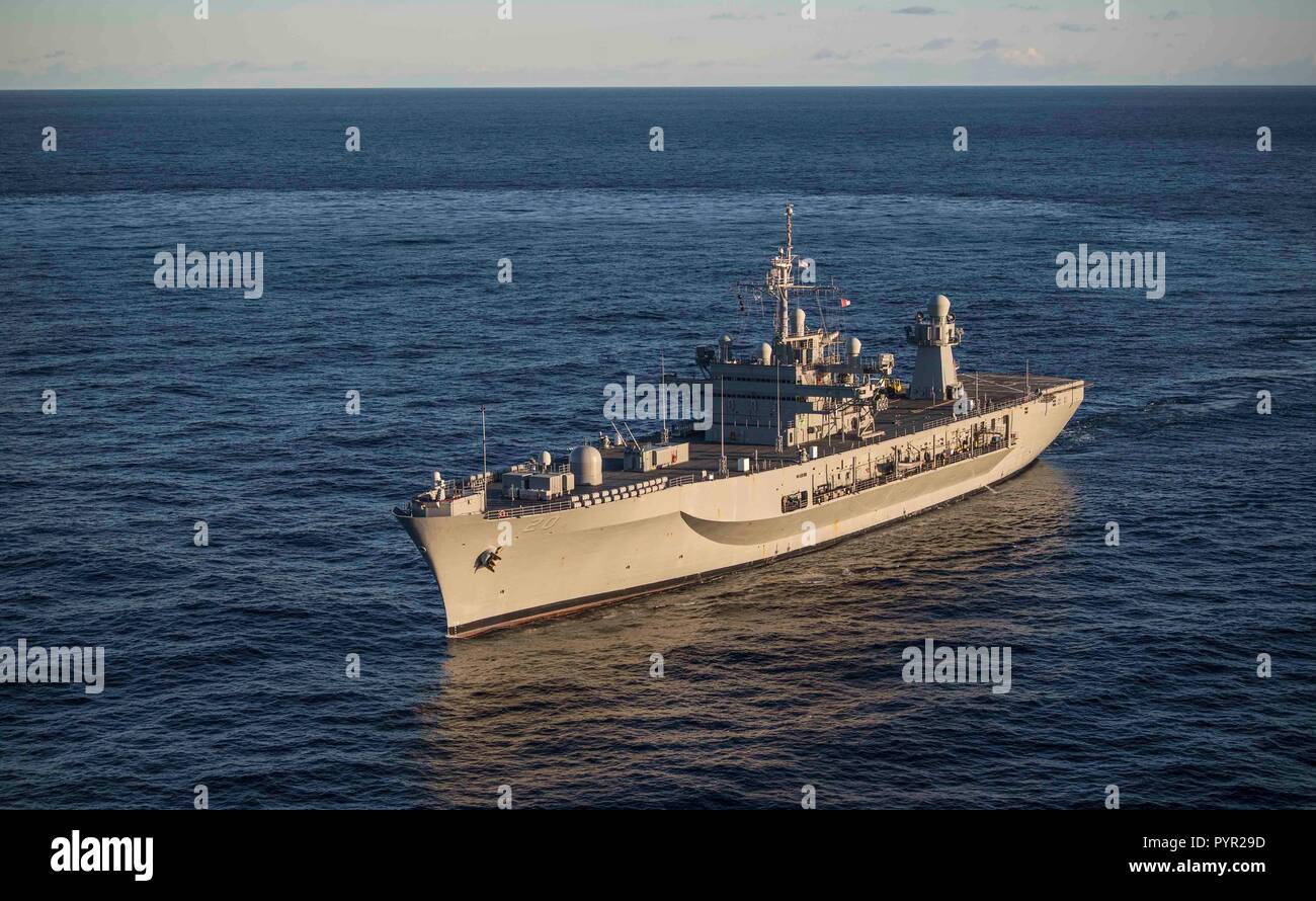 181028-N-KA046-0500 Mer de Norvège (oct. 28, 2018) - Le Blue Ridge-class et de contrôle, le USS Mount Whitney (LCC 20 transits) la mer de Norvège au cours de l'exercice Trident de l'OTAN 18 Stade, le 28 octobre 2018. Le Mont Whitney, l'avant-déployé à Gaeta, Italie, fonctionne avec un équipage de marins de la Marine américaine et militaire Commande de transport maritime Les marins du service civil. (U.S. Photo par marine Spécialiste de la communication de masse 2e classe James R. Turner/libérés) Banque D'Images