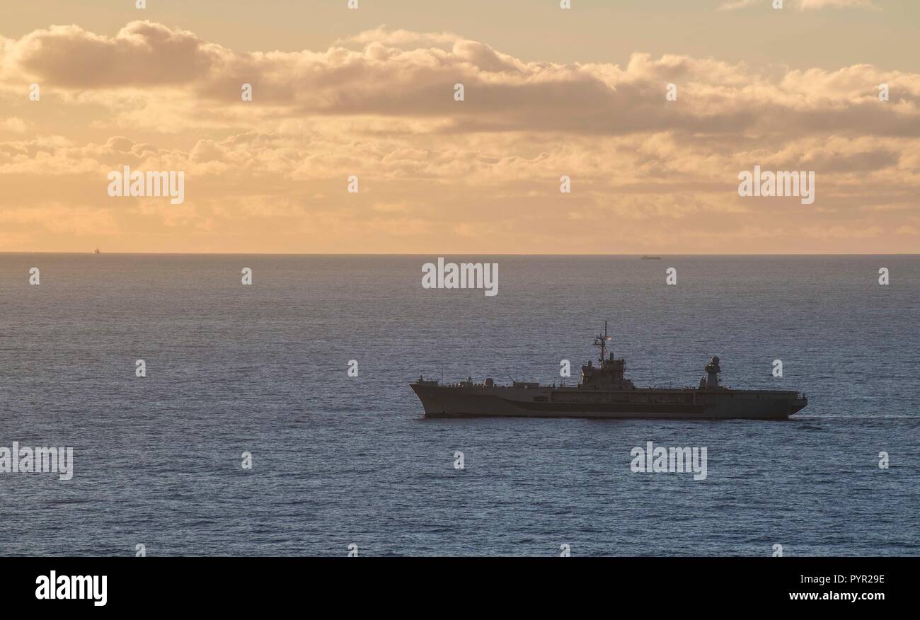 181028-N-KA046-0109 Mer de Norvège (oct. 28, 2018) - Le Blue Ridge-class et de contrôle, le USS Mount Whitney (LCC 20 transits) la mer de Norvège au cours de l'exercice Trident de l'OTAN 18 Stade, le 28 octobre 2018. Le Mont Whitney, l'avant-déployé à Gaeta, Italie, fonctionne avec un équipage de marins de la Marine américaine et militaire Commande de transport maritime Les marins du service civil. (U.S. Photo par marine Spécialiste de la communication de masse 2e classe James R. Turner/libérés) Banque D'Images
