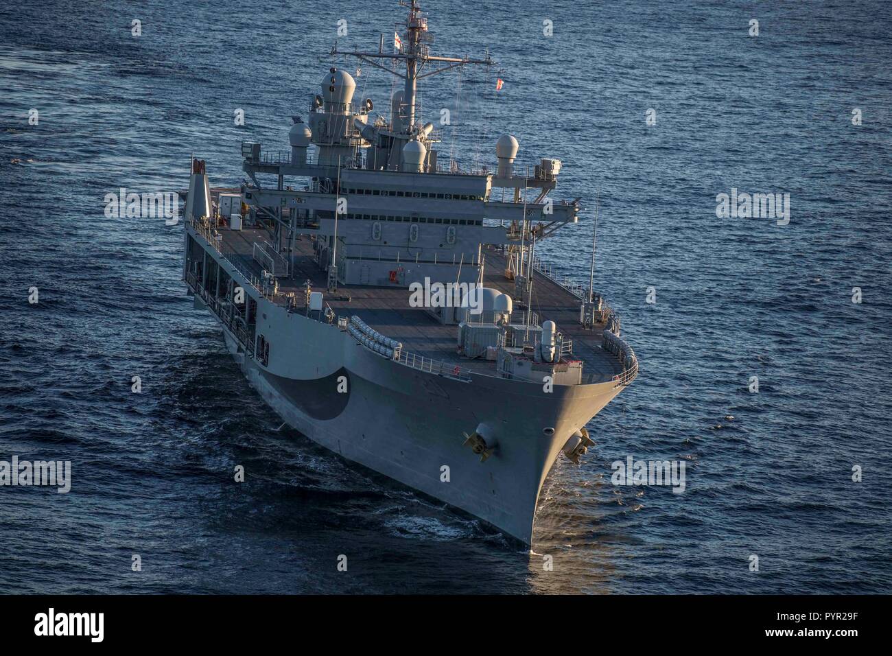 181028-N-KA046-0489 Mer de Norvège (oct. 28, 2018) - Le Blue Ridge-class et de contrôle, le USS Mount Whitney (LCC 20 transits) la mer de Norvège au cours de l'exercice Trident de l'OTAN 18 Stade, le 28 octobre 2018. Le Mont Whitney, l'avant-déployé à Gaeta, Italie, fonctionne avec un équipage de marins de la Marine américaine et militaire Commande de transport maritime Les marins du service civil. (U.S. Photo par marine Spécialiste de la communication de masse 2e classe James R. Turner/libérés) Banque D'Images