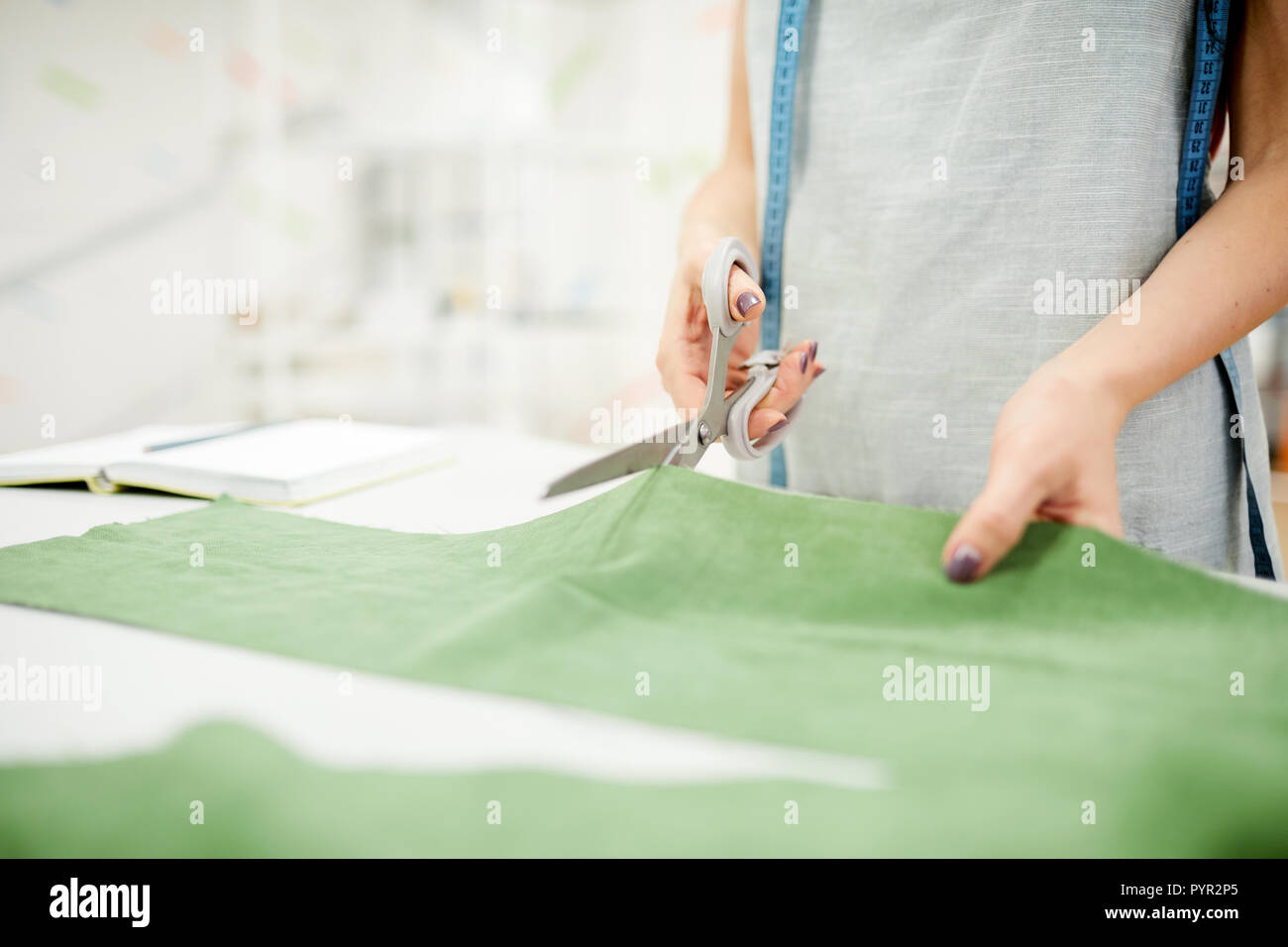 Tissu avec des ciseaux de coupe sur mesure Banque D'Images