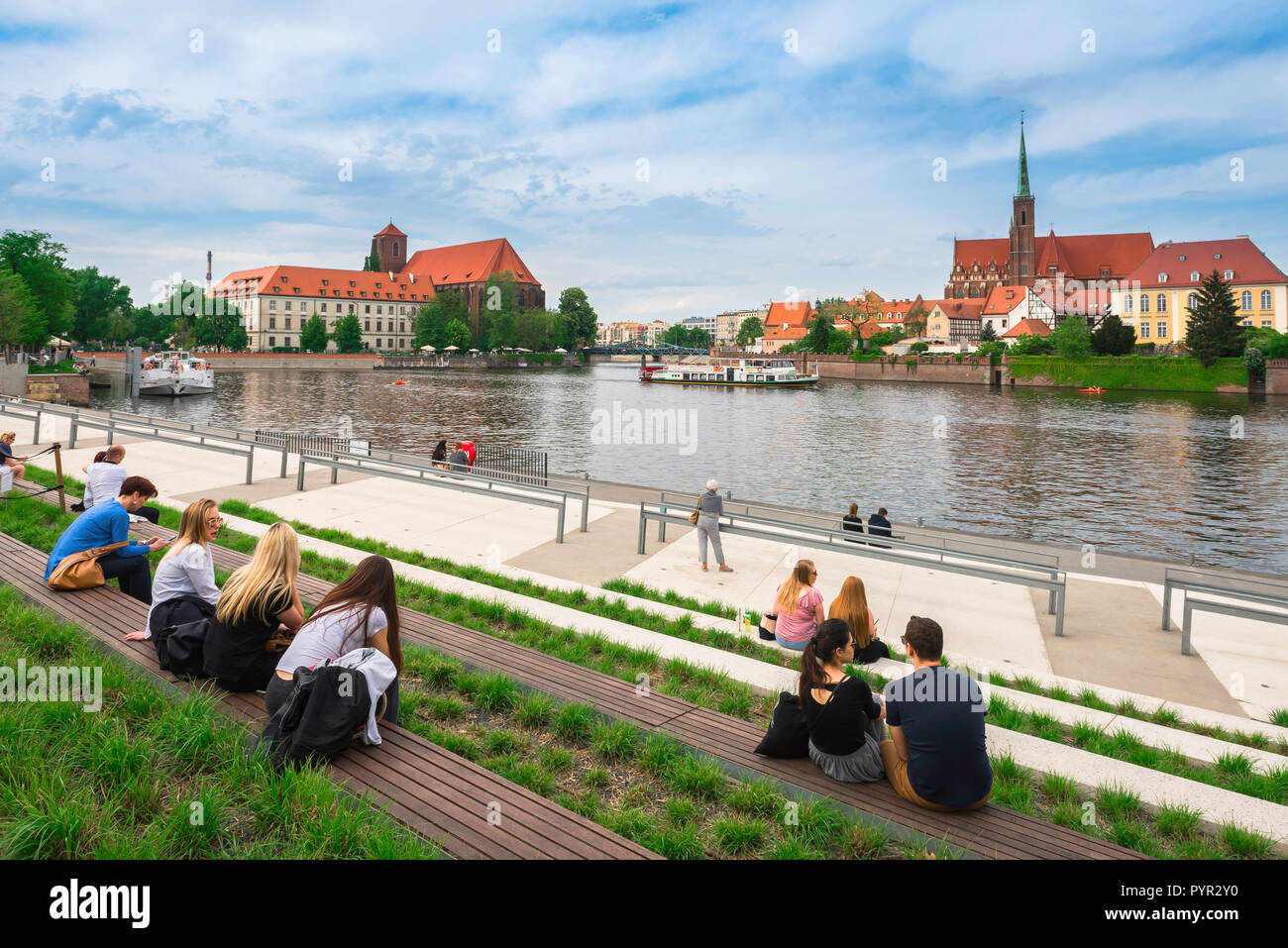 La Silésie, Pologne, vue sur la rivière Oder vers l'église Notre Dame de l'exploitation des sables bitumineux (à gauche) et de la Sainte Croix Église sur l'île de la Cathédrale (à droite), Wroclaw. Banque D'Images