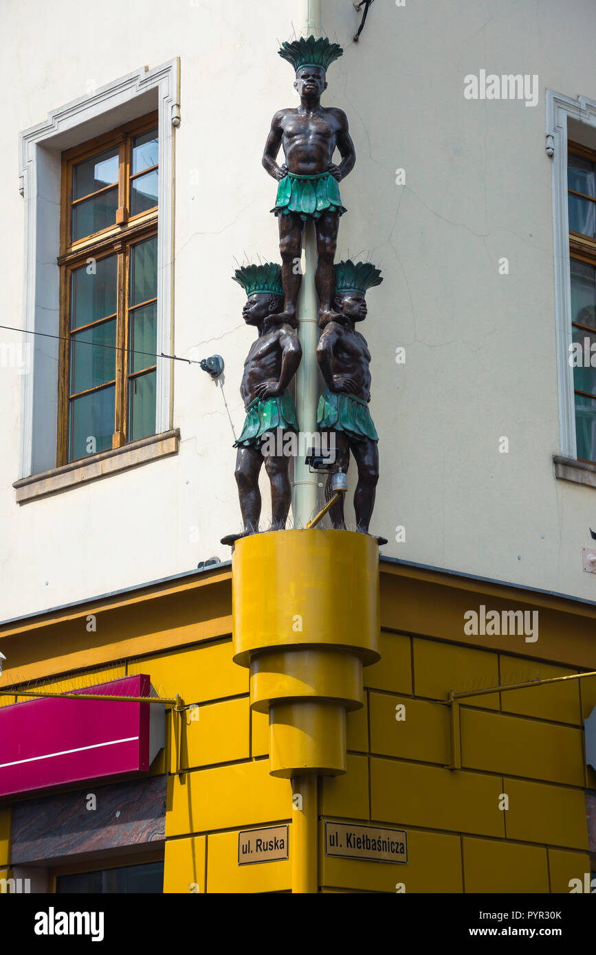 Guerrier Africain noir, vue d'une sculpture de trois guerriers africains noirs situés sur un coin de rue à Wroclaw, en Pologne, l'Europe. Banque D'Images