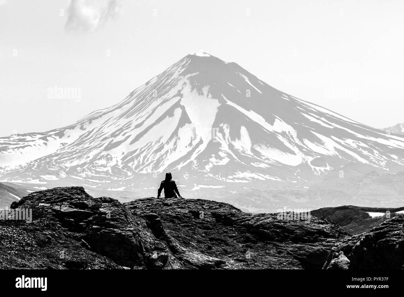 Le noir et blanc silhouette de l'église à la recherche sur le sommet de la montagne. Banque D'Images