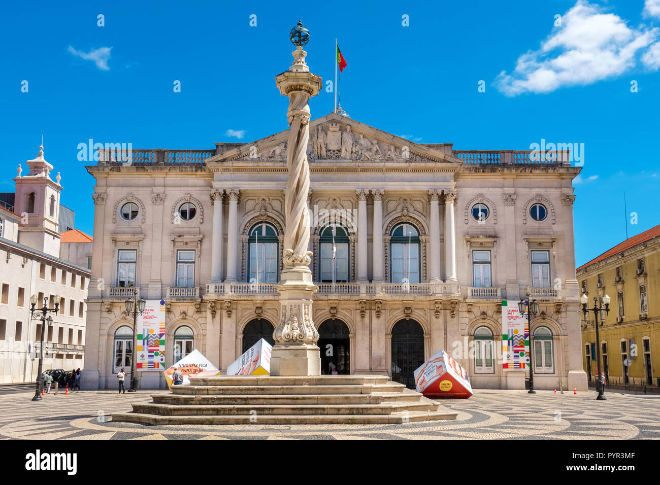 La place municipale (Praça do Municipio) avec pilier du 18ème siècle et l'Hôtel de Ville. Lisbonne, Portugal Banque D'Images