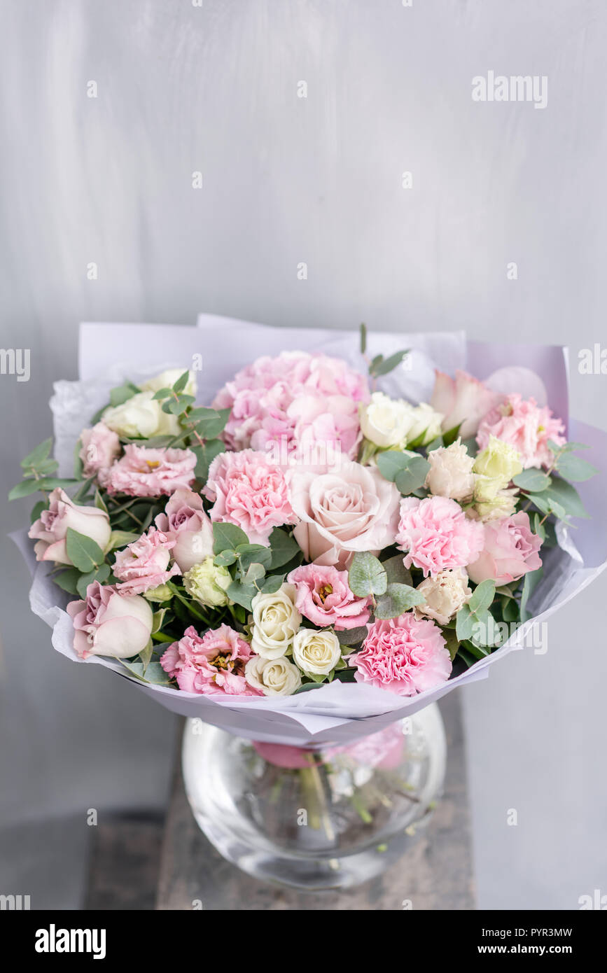 Vase en verre avec des feuilles d'eucalyptus, boîte à bijoux et divers  cristaux curatifs sur la table basse dans le salon près de la fenêtre Photo  Stock - Alamy