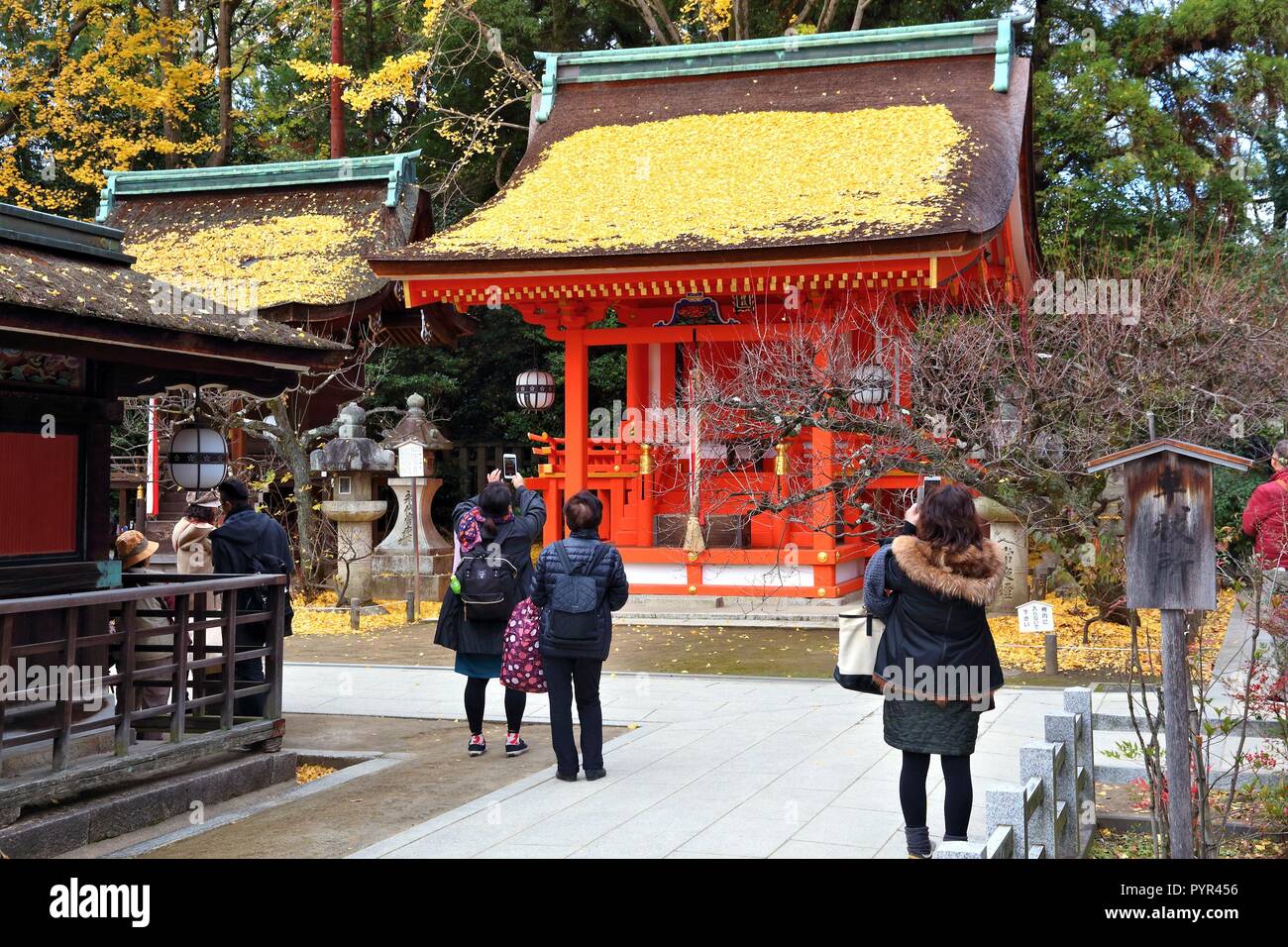 KYOTO, JAPON - 25 NOVEMBRE 2016 : personnes visitent le Sanctuaire Kitano Tenmangu à Kyoto, au Japon. 19,7 millions de touristes étrangers ont visité le Japon en 2015. Banque D'Images