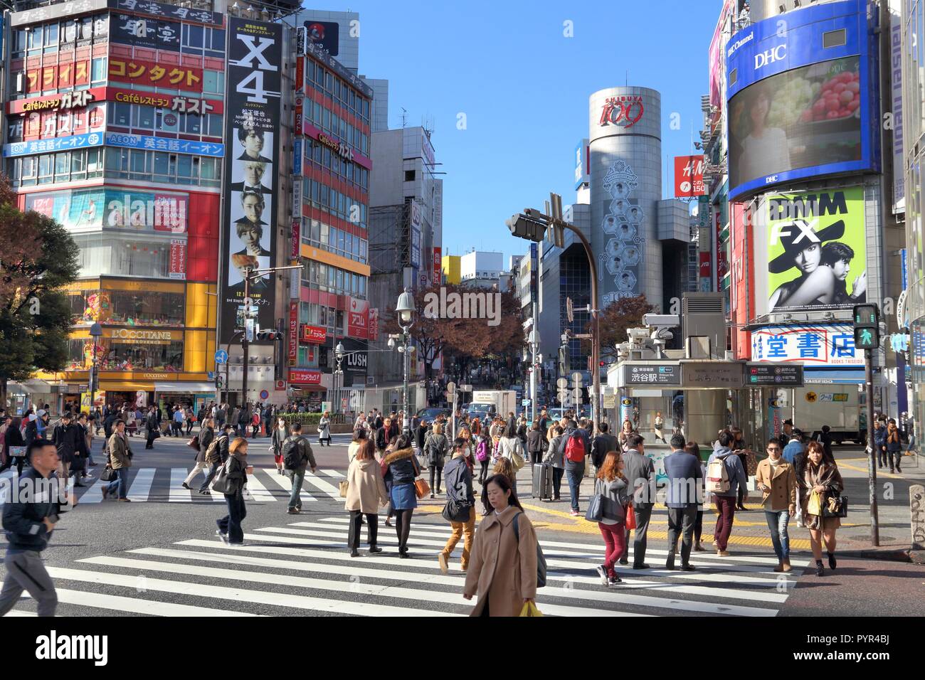 TOKYO, JAPON - 3 décembre 2016 : visite des gens croisement de Shibuya à Tokyo.Tokyo est la capitale du Japon. 37,8 millions de personnes vivent dans la région de métro Banque D'Images