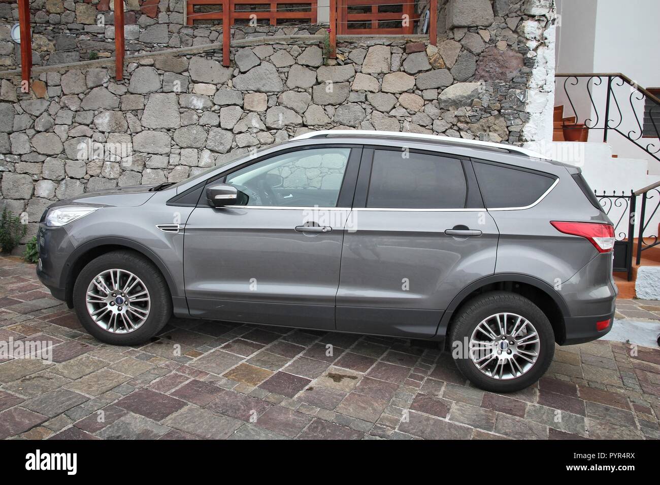 GRAN CANARIA, ESPAGNE - décembre 5, 2015 : Ford Kuga SUV compact voiture garée à Gran Canaria, Espagne. Il y a 593 voitures par habitant en Espagne. Banque D'Images