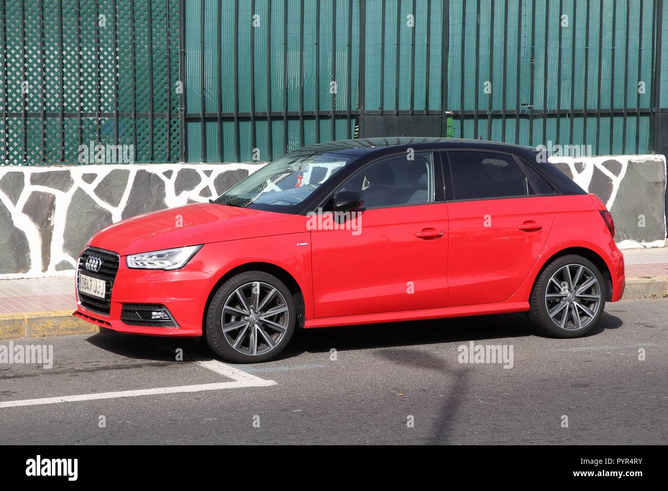 GRAN CANARIA, ESPAGNE - décembre 5, 2015 : Rouge Audi A1 berline economie voiture sur Gran Canaria, Espagne. Il y a 593 voitures par habitant en Espagne. Banque D'Images