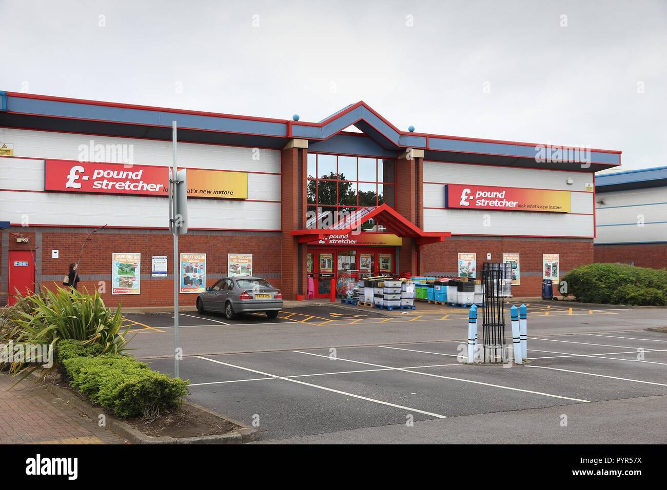 SHEFFIELD, UK - 10 juillet 2016 Livre : supermarché civière à Sheffield, Yorkshire, UK. Générer des ventes au détail 5 pour cent du PIB du Royaume-Uni, d'un montant de 339 bi Banque D'Images