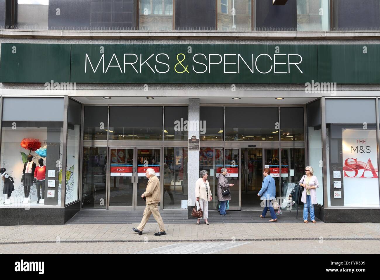 LEEDS, UK - 12 juillet 2016 : Les gens magasinent chez Marks et Spencer department store au centre-ville de Leeds, Royaume-Uni. M&S est un important détaillant avec 1 010 magasins dans 41. Banque D'Images