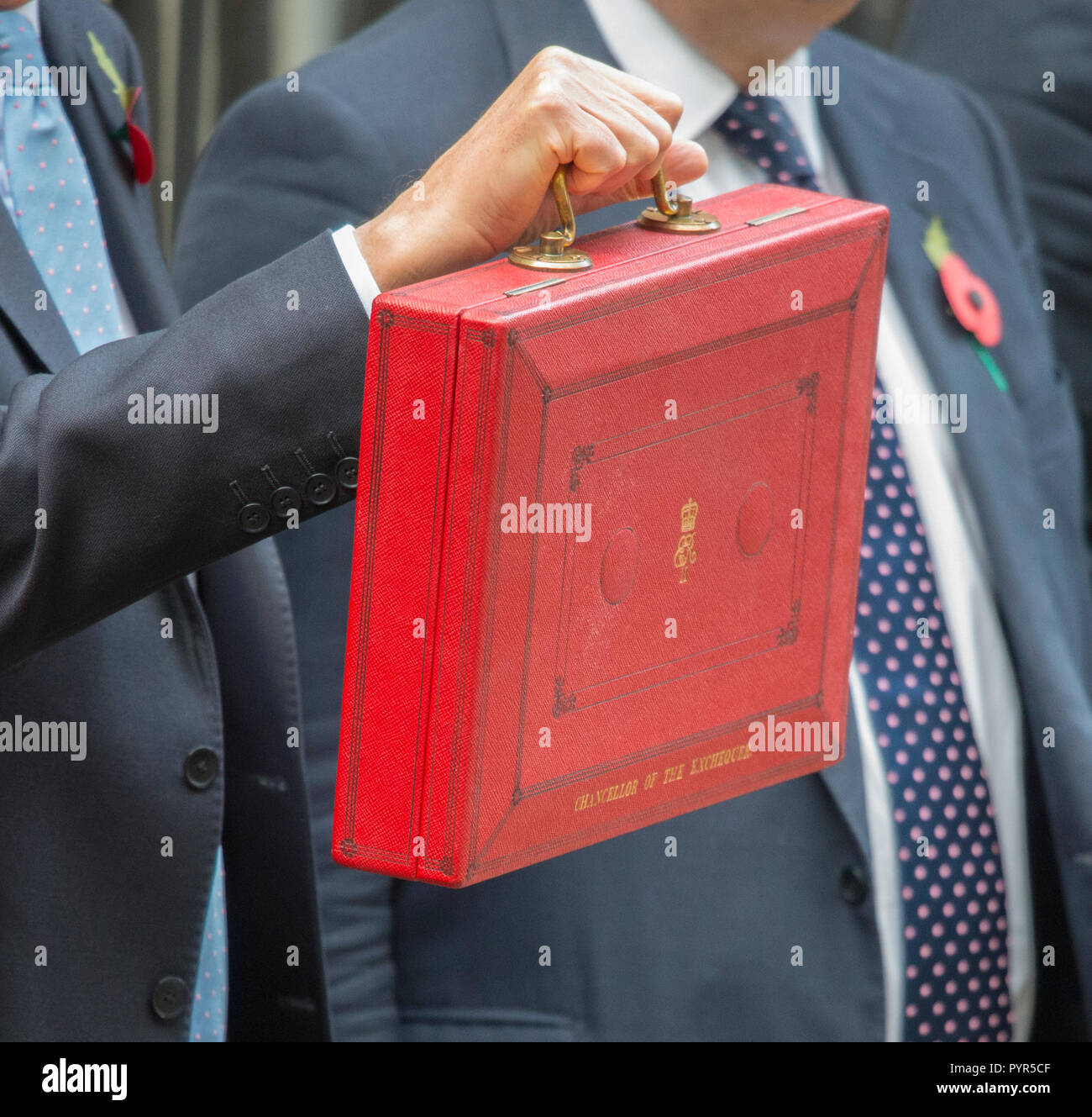 Chancelier de l'Échiquier britannique Philip Hammond montre l'ancien budget rouge à cause des médias assemblés avant l'automne 2018 du budget. Banque D'Images