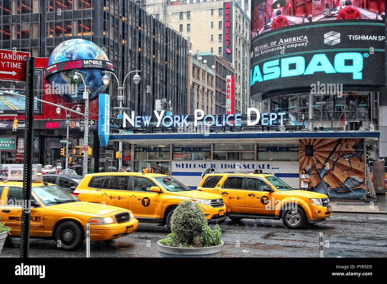 NEW YORK, USA - 10 juin 2013 : Des Taxis en voiture à Times Square à New York. Times Square est l'un des plus connus dans le monde. Plus de 300,0 Banque D'Images NEW YORK, USA - 10 juin 2013 : Des Taxis en voiture à Times Square à New York. Times Square est l'un des plus connus dans le monde. Plus de 300,0 Banque D'Images