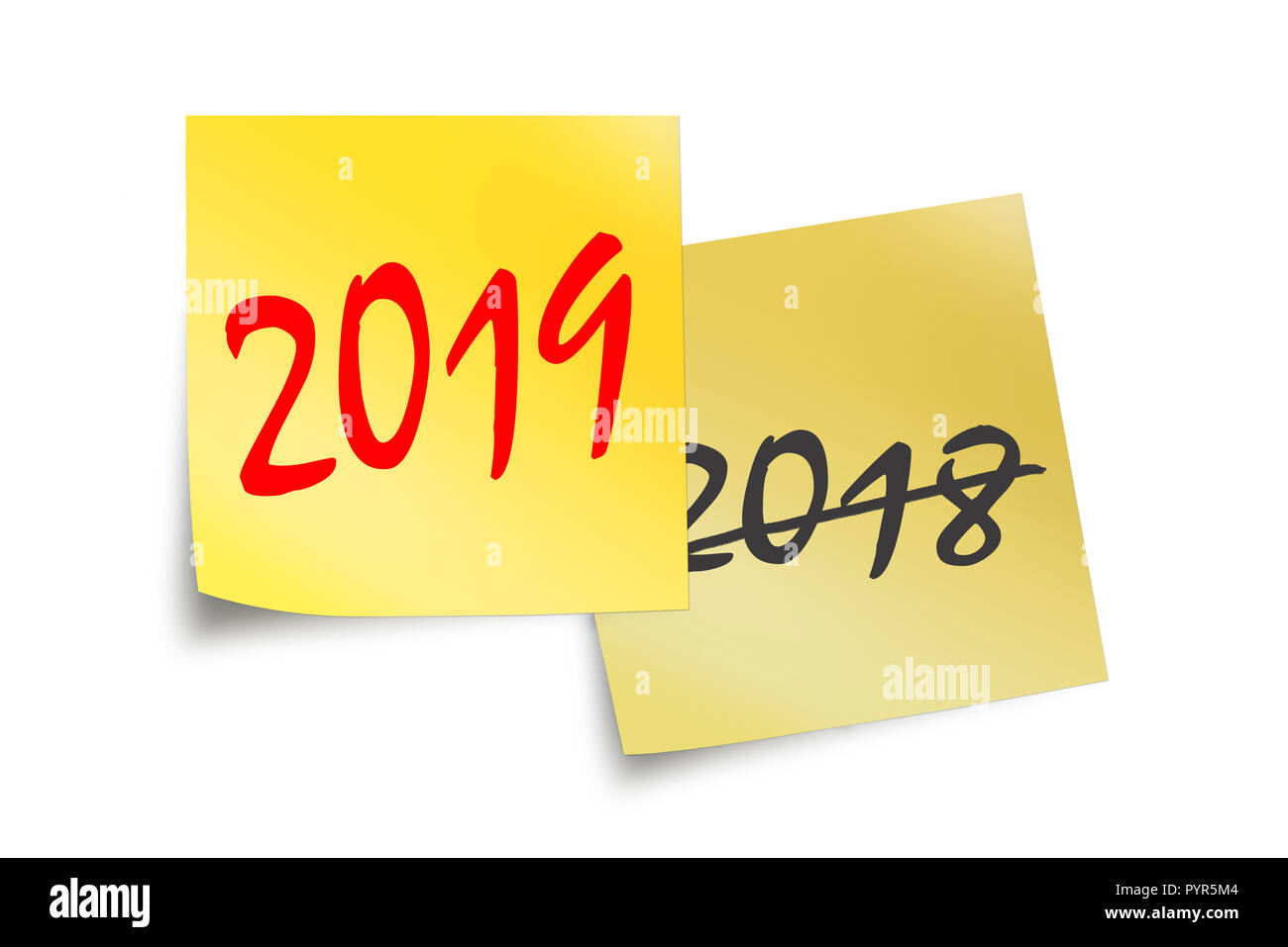 2019 et 2018 written on yellow sticky notes isolated on white Banque D'Images