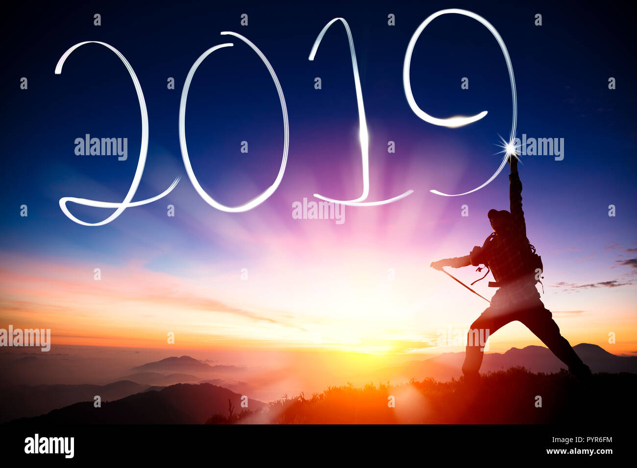 Bonne année 2019 dessin concept. l'homme sur la montagne Banque D'Images