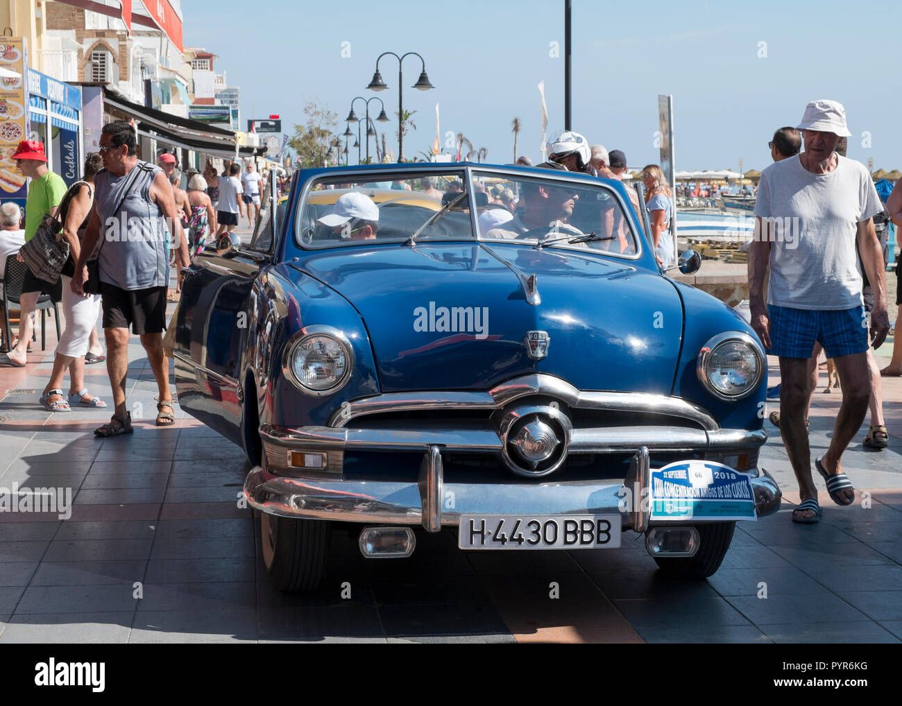 Ford Custom convertible. Classic car réunion à Torremolinos, Malaga, Espagne. Banque D'Images