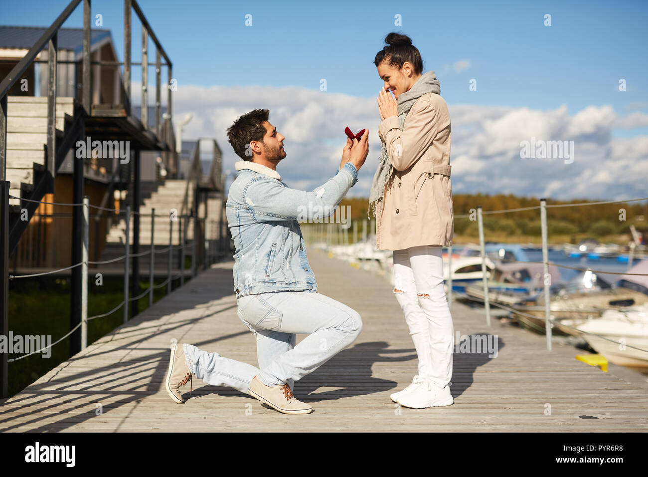 Homme amoureux propose d'petite amie sur pier Banque D'Images