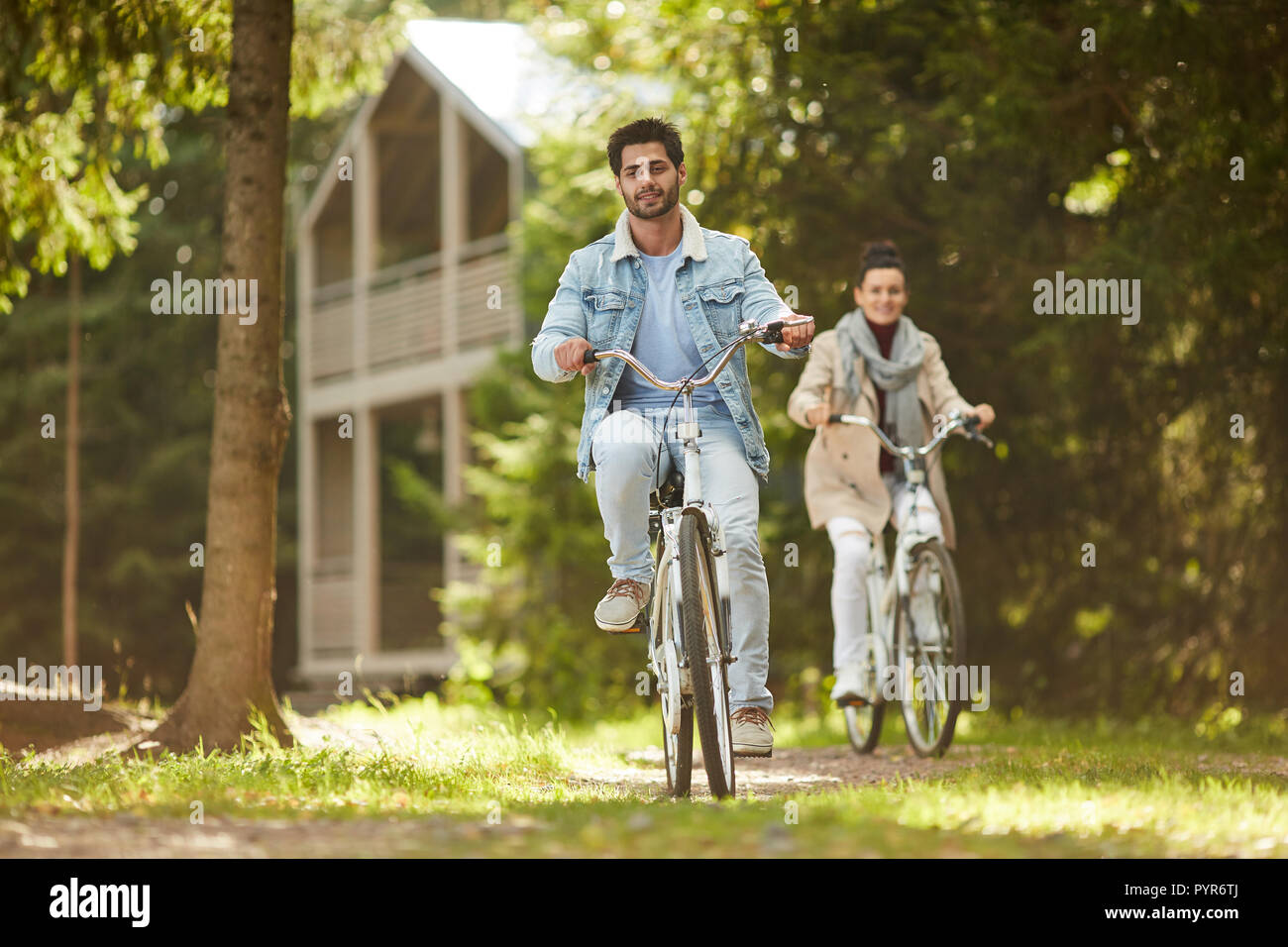 Carefree couple riding bike en pays Banque D'Images