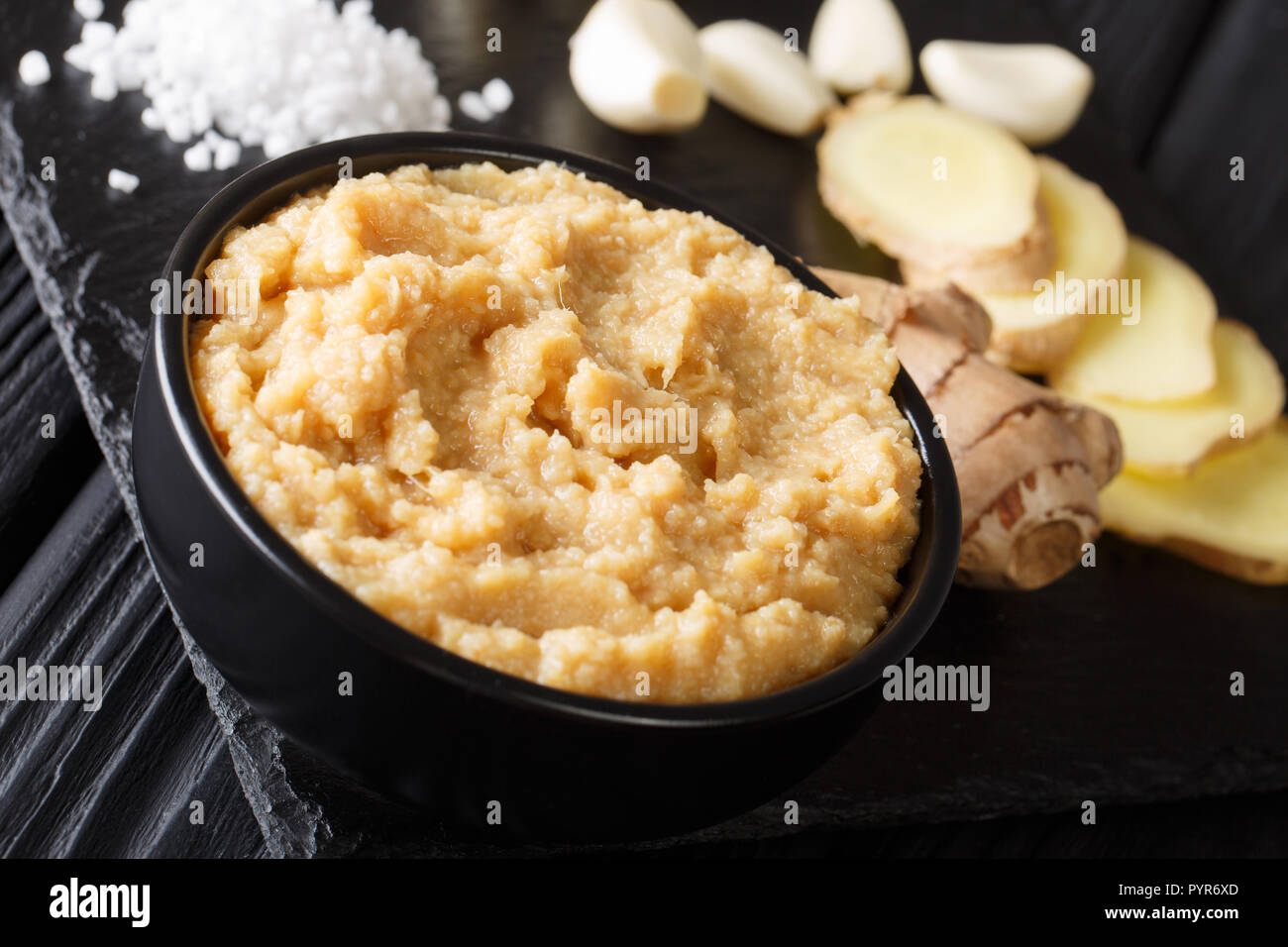 Gingembre frais et la pâte d'ail ou d'Adrak Lahsun purée dans un bol en céramique. Focus sélectif horizontal. Banque D'Images