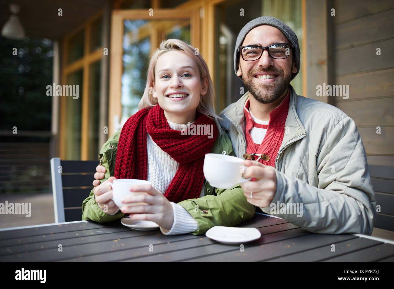 Couple aimant prendre un verre Banque D'Images