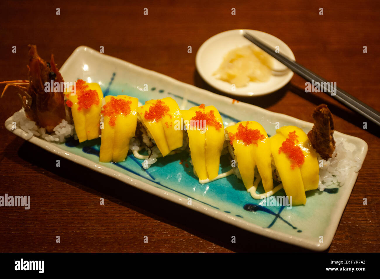 27.10.2018, Singapour, République de Singapour, en Asie - langoustines fraîchement préparé sushi roll garni de tranches de mangue, de l'éperlan roe et le gingembre. Banque D'Images