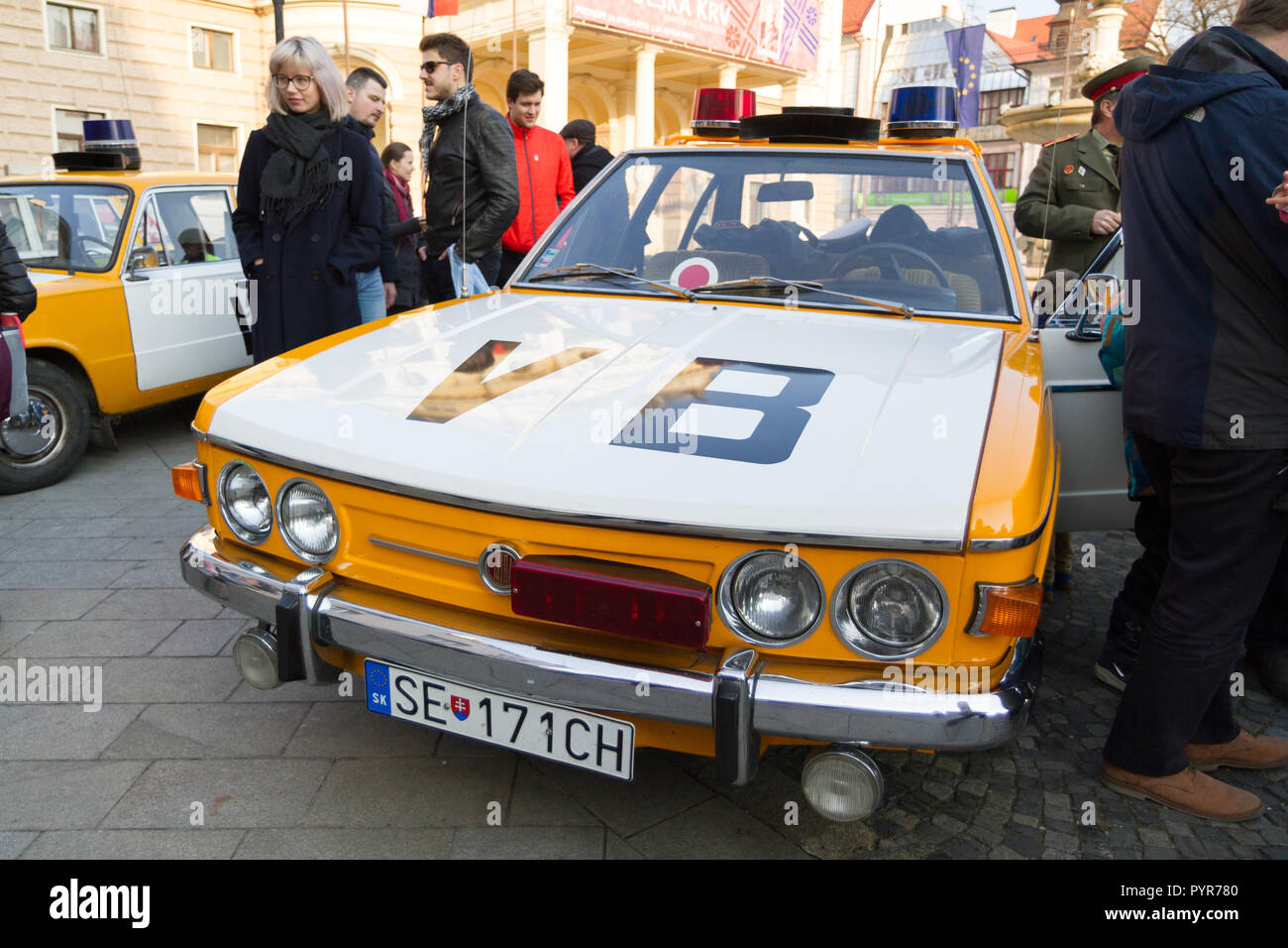 Une reconstitution de la bougie manifestation de 1988/3/25 avec le fameux 'Vb' (Verejna bezpecnost) Parti communiste des voitures de police et les policiers. Banque D'Images