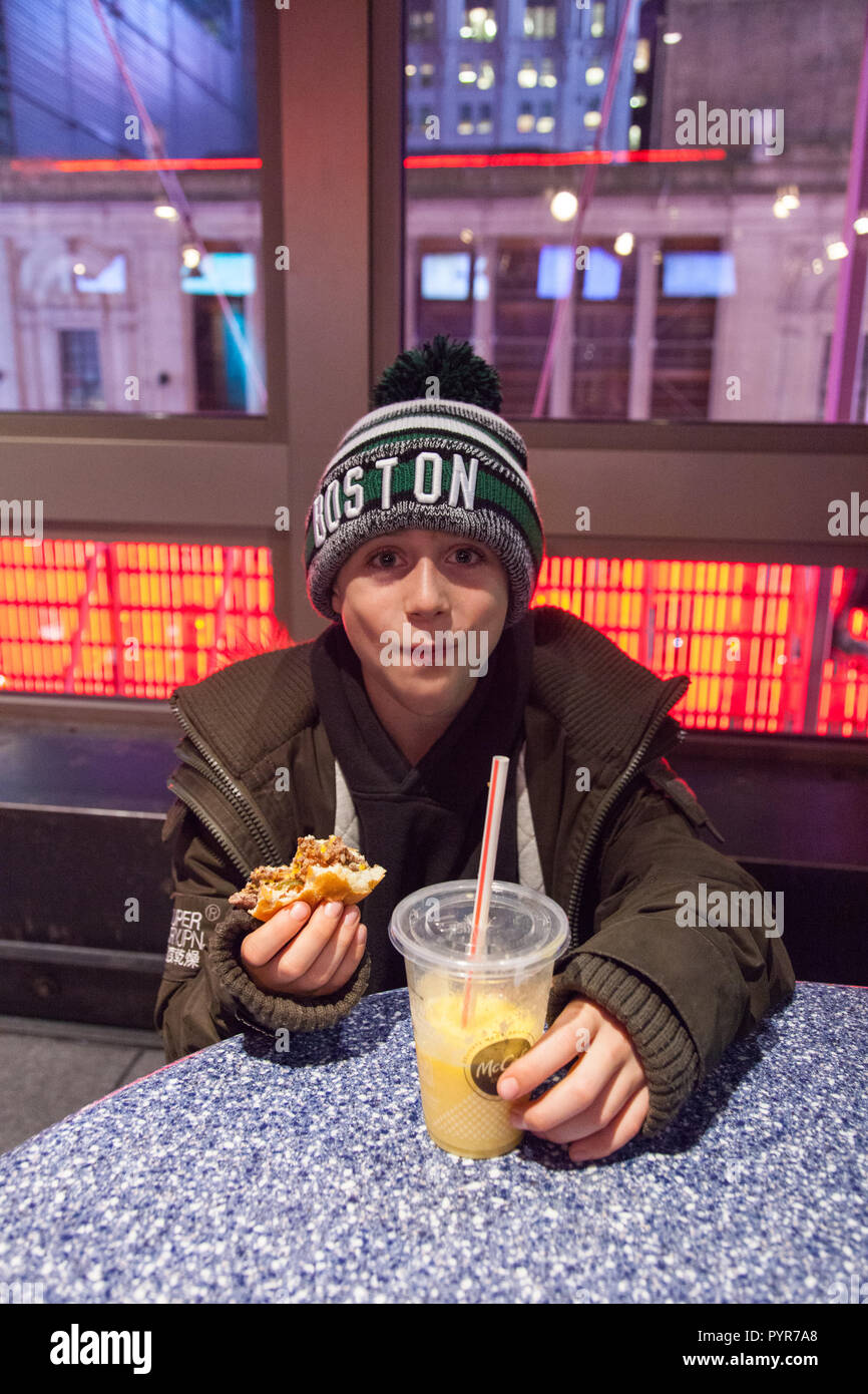 Neuf ans de boire du jus d'orange, de Times Square, New York City, États-Unis d'Amérique. Banque D'Images