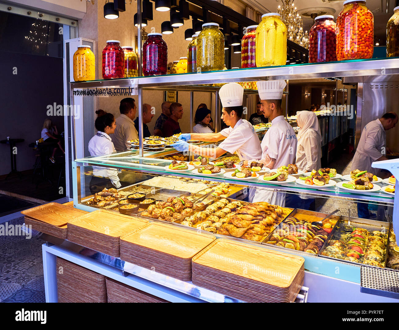 La préparation de plats cuisiniers dans un restaurant buffet d'Istanbul, Turquie. Banque D'Images